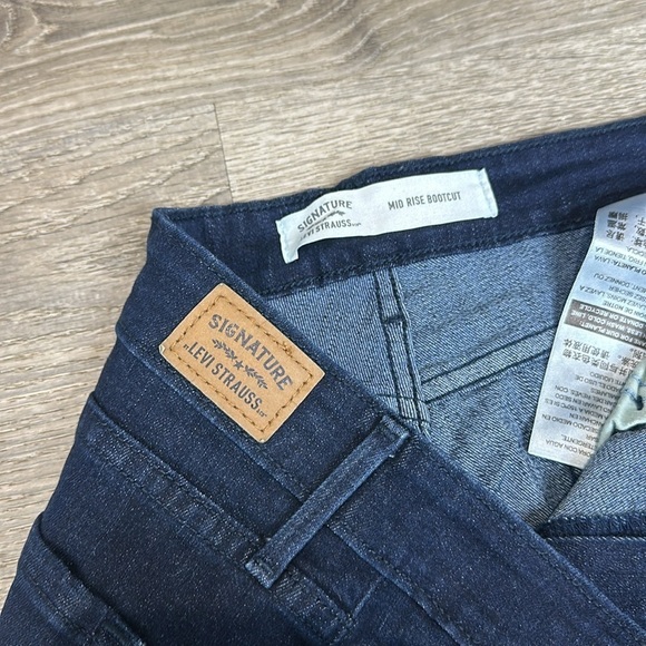 Signature by Levi Strauss Women’s Mid-Rise Bootcut Jeans Dark Blue Sz W32xL32 - Picture 3 of 11